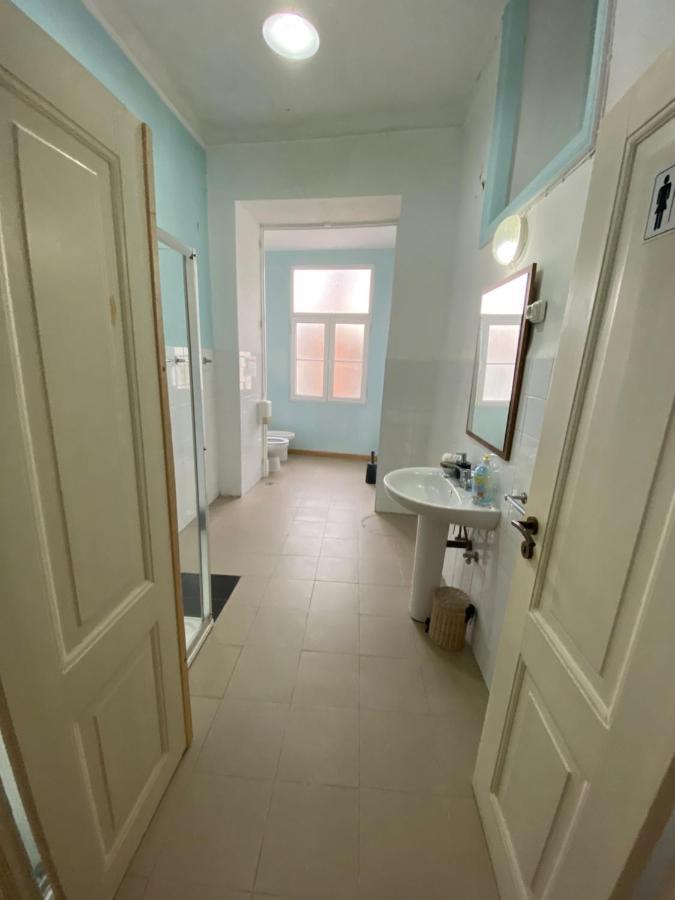 Relax Chiado 3 - Cute Little Double Room With Shared Bathroom Lisbona Esterno foto