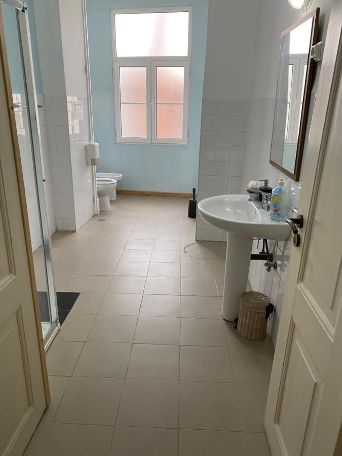 Relax Chiado 3 - Cute Little Double Room With Shared Bathroom Lisbona Esterno foto
